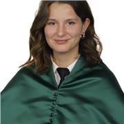 Profesora de Primaria, especializada en música. Además de inglés.